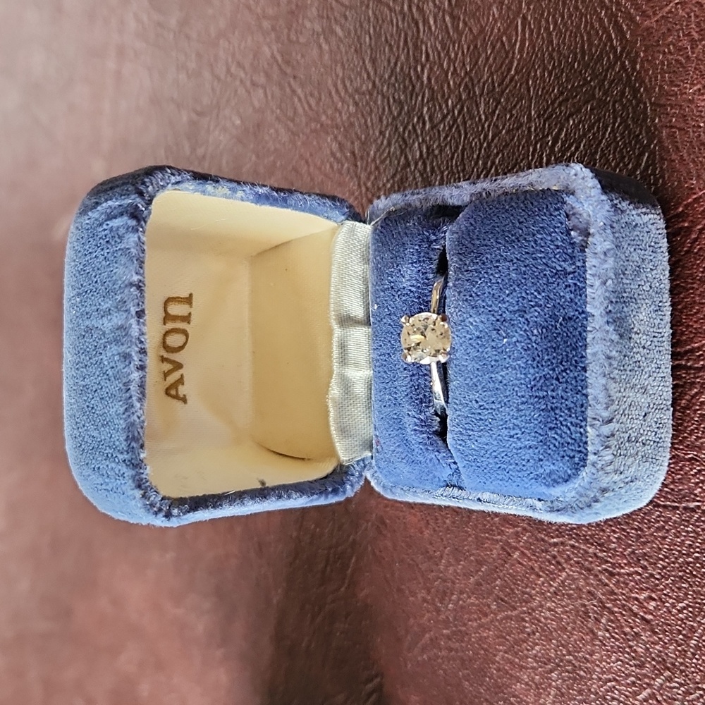 Avon Brilliantelle Solitaire Ring 1979. Size 7.